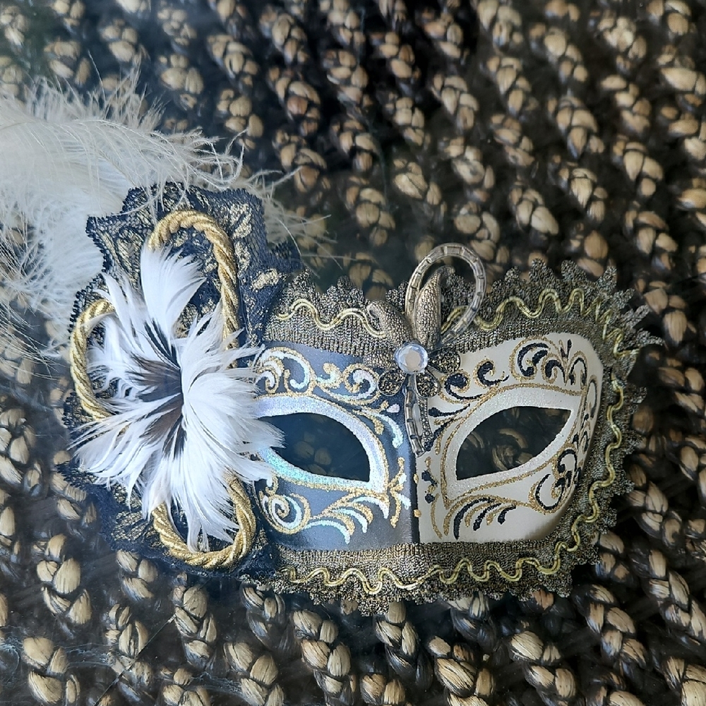 Elegant Gold and Black Carnival Mardi Gras Halloween Masquerade Mask.